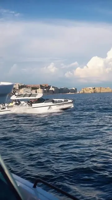 Una barca a motore vicino alla costa