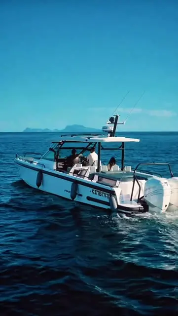 Una barca open con ospiti in mare