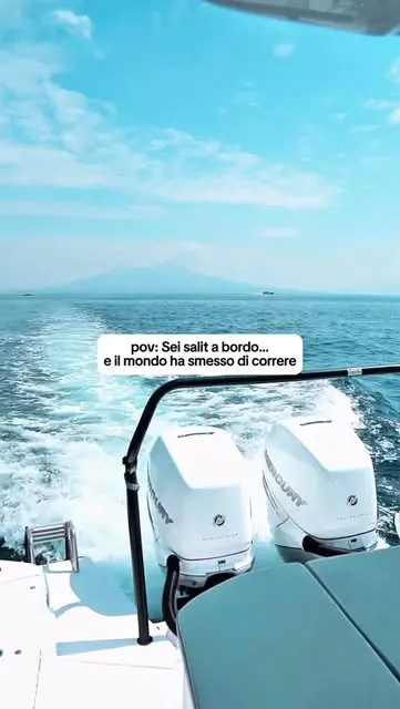Due motori fuoribordo e la scia della barca. Testo: Sei salit a bordo… e il mondo ha smesso di correre.