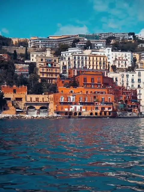 Palazzi colorati sul lungomare visti dal mare